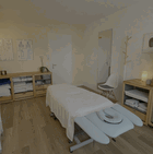 Ich freue mich, Sie in meinem hellen
und freundlichen Behandlungszimmer begrüssen zu dürfen. Die warmen Farbtöne der Wände und die schlichte
und stilvolle Einrichtung sorgen dafür, dass Sie sich direkt willkommen und wohl fühlen.
Die Praxisliege ist mit einem weichen Frotteetuch bedeckt und kann auf Wunsch von unten beheizt
werden.